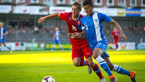 Nicholas Hämäläinen (oik.) otti yhteen Tshekin Petr Pruchan kanssa alle 19-vuotiaiden maaottelussa Tammelan stadionilla.