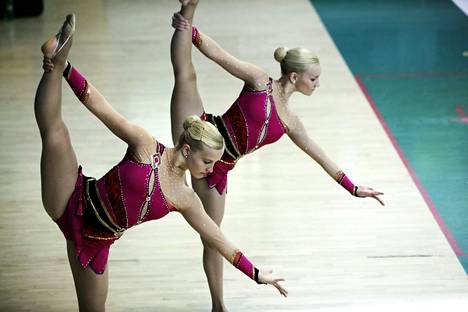 Ida Laitinen ja Marianne Vikkula valmistautuivat joukkuevoimistelun MM-kilpailuihin 2009.