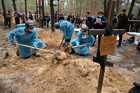 Metsästä Izjumin laitamilta on löytynyt 450 ihmisen haudat sen jälkeen, kun kaupunki vapautettiin venäläismiehityksestä.