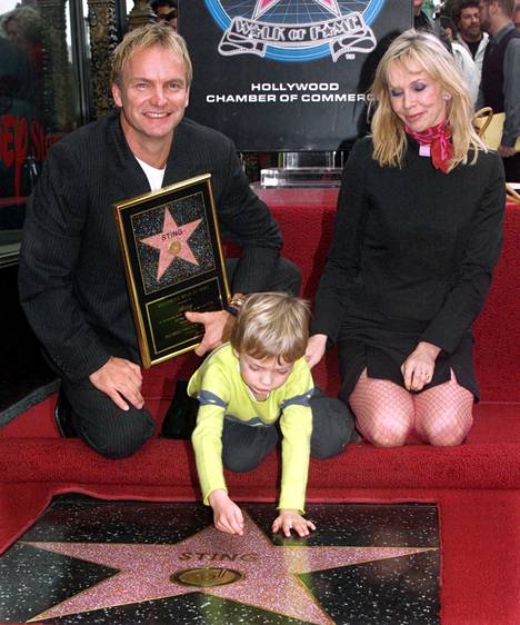 Vuonna 2000 Sting sai nimensä Hollywood Walk of Famen jalkakäytävälle. Stingillä ja hänen vaimollaan Trudi Stylerillä on neljä yhteistä lasta, joiden lisäksi Stingillä on kaksi lasta aikaisemmasta liitostaan. Kuvan keskellä on Stingin ja Stylerin poika Giacomo.