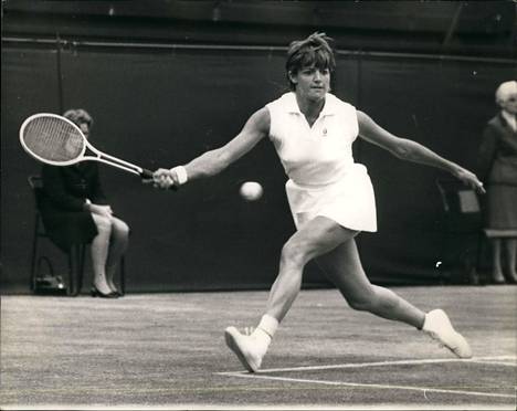 Court kesken 1970 Wimbledonin finaaliottelun, vastassaan toinen lajilegenda Billie Jean-King.