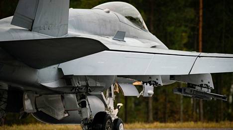 Suomen ilmavoimien Hornet-hävittäjä maantietukikohdassa Baana 22 -harjoituksessa Joutsassa viime syyskuun lopussa.