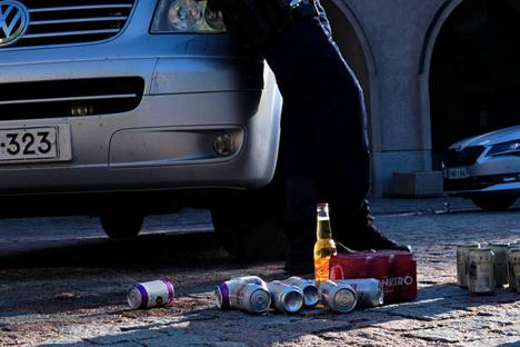 Väkevien lisäksi poliisi otti nuorilta muun muassa olutta ja lonkeroa.