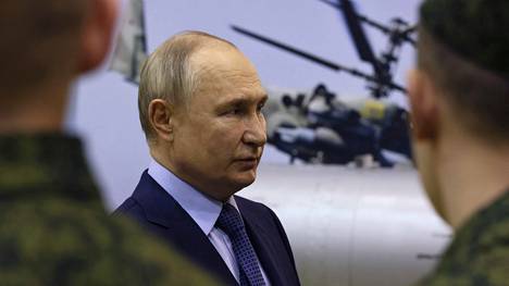 Vladimir Putin tapasi Venäjän ilmavoimien lentäjiä keskiviikkona.