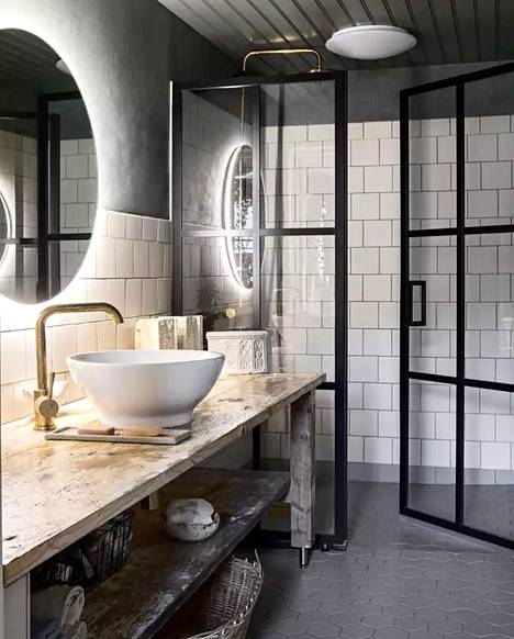 Kylpyhuoneeseen on haettu inspiraatiota Eliel Saarisen Hvitträskiin suunnittelemasta kylpyhuoneesta vuodelta 1903.