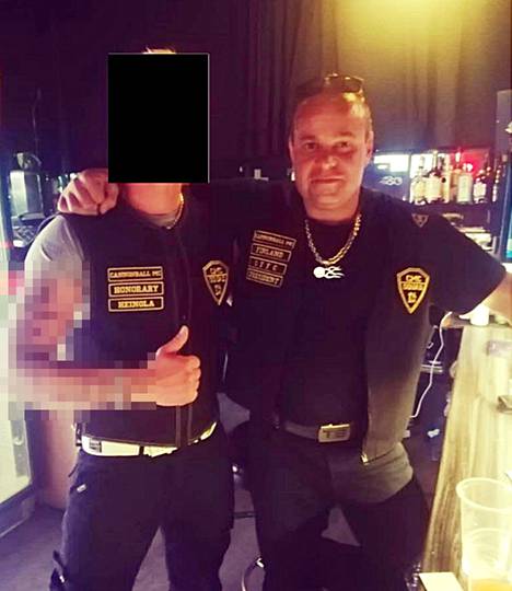 Poliisin esitutkintakuva, jossa Esko Eklundilla on jengipresidentin liivit yllään. Mies on sittemmin väittänyt eronneensa jengistä jo vuonna 2019.