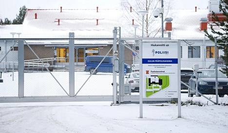 Pääpoliisiasema Oulun Hiukkavaarassa.