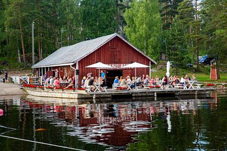 Sahanlahti sijaitsee vajaan tunnin ajomatkan päässä Savonlinnasta, Mikkelistä ja Imatralta.
