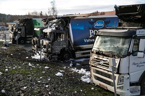 Poliisi epäilee, että ekoterroristit olisivat polttaneet neljä kuorma-autoa Nekalassa Tampereella.