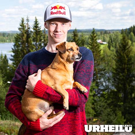 Kalle Rovanperä on nyt WRC2 Pro -luokan mestari. Kotimaisemissa Puuppolassa 2018 sylissä oli rakas Pultti-koira.