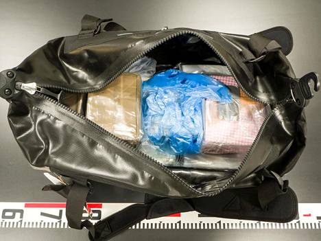 Poliisi takavarikoi kuvassa olevan kassin vuokramökin piharakennuksesta huhtikuussa 2019. Kassissa oli useita kiloja kokaiinia ja hasista.