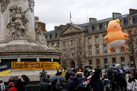Myös mielenosoittajat olivat liikkeellä Pariisissa.