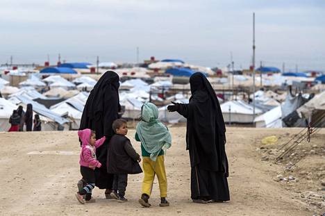 Syyrialaisia naisia ja lapsia Al-Holin leirillä helmikuussa.