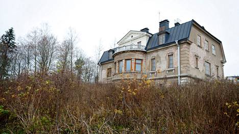 Suojeltu entinen pääinsinöörin talo Tampereen Lielahdessa kaakosta katsoen. Rakennus valmistui joko 1918 tai 1919