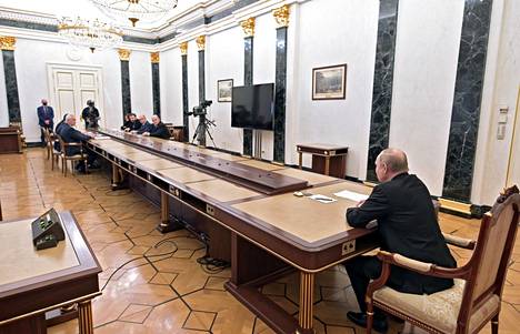 Putin ja pitkä pöytä. Venäjän presidentti pitämässä kokousta talousasioista 28. helmikuuta 2022.