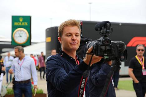 Nico Rosberg Silverstonen F1-varikolla lauantaina.