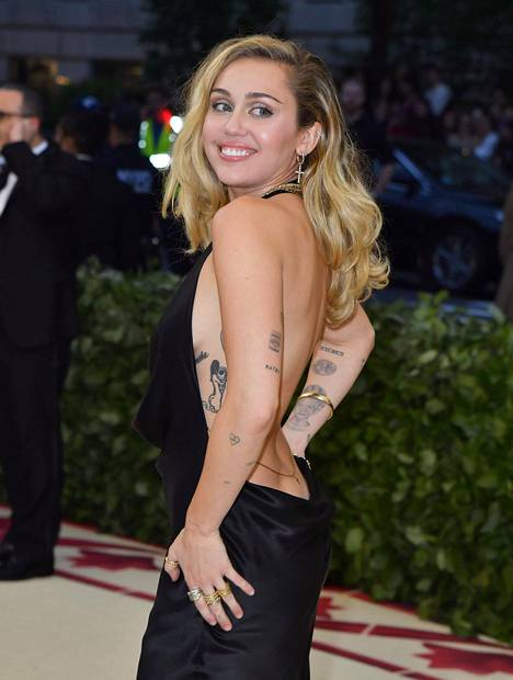 25-vuotias Miley Cyrus on maailmankuulu poptähti, joka nousi julkisuuteen Hannah Montana -sarjasta.