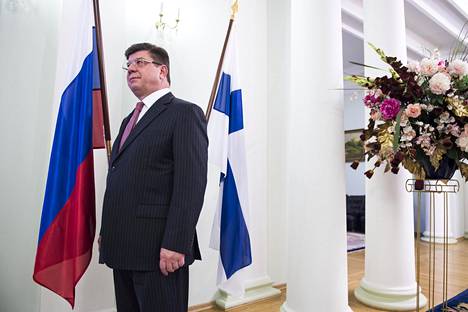 Pavel Kuznetsov on kovan luokan ammattidiplomaatti. Helsinkiin Kuznetsov tulee Venäjän ulkoministeriön pääsihteeristön päällikön paikalta. Sitä ennen hän oli suurlähettiläänä Slovakiassa.