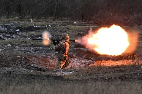 Ukrainalaissotilas taisteluharjoituksessa Zaporizzjan alueella.