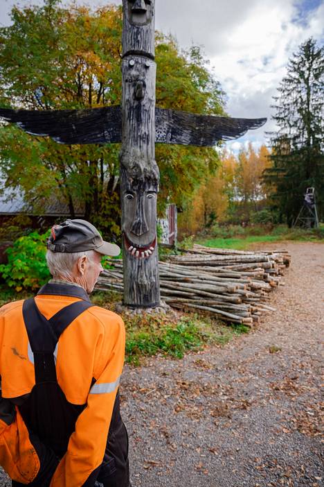 Ritva ja Aimo Tirrin tontilla olevan valtavan puutoteemin runko on peräisin Venäjältä. – Yksi siipi painaa 85 kiloa, tolppa lähes kolme tonnia, Aimo sanoo. 