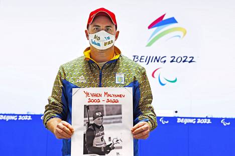 Ukrainalaistoimittaja Lee Reaney esitteli menehtyneen Yevhen Malyshevin kuvaa Pekingissä maaliskuussa 2022.