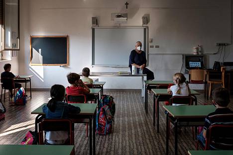 Italiassa oppilaat eivät istu vierekkäin ja kasvomaskeja on käytettävä.