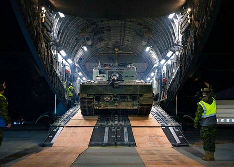 Kanada lähetti ensimmäisen Leopard 2 -panssarivaununsa Ukrainalle viime viikolla. Kuvassa vaunua lastataan lentokoneeseen Kanadassa.