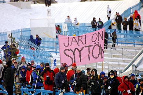 Jari Isometsän syyttömyyttä julistettiin Lahden MM-kisoissa 2001.