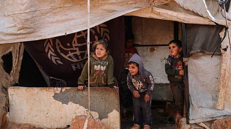 Syyrialaislapsia myrskyn runtelemalla Al-Rahman pakolaisleirillä 1. joulukuuta.
