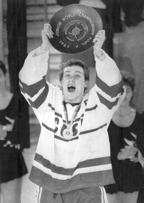 Buffalo Sabres huomioi Aleksandr Mogilnyn poikkeukselliset kyvyt nuorten MM-kisoissa, joissa pelaaja johdatti Neuvostoliiton mestariksi.