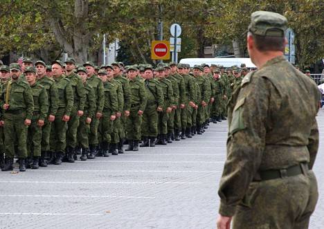 Osittaisen liikekannallepanon aikana kutsutut venäläisreserviläiset osallistuvat seremoniaan ennen sotilastukikohtiin lähtöä Sevastopolissa Krimillä 27. syyskuuta 2022. 