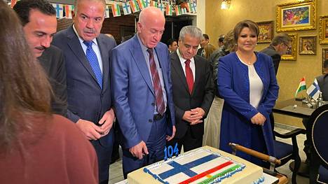 Kurdistan-Suomi ystävyysseura ry:n puheenjohtaja Shirin Zaky (oik.) kertoi Suomen itsenäisyydestä.
