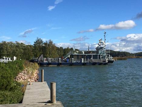 Airiston Helmen ostama Puolustusvoimien entinen Kala-kuljetuslautta on remontoitu niin, että se soveltuu paremmin ihmisryhmien kuljettamiseen.