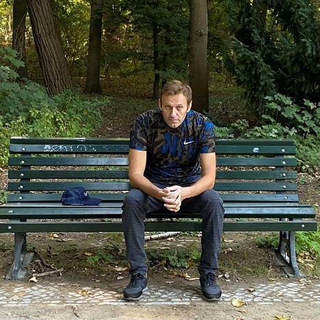 Navalnyi julkaisi viime viikolla myös kuvan, jossa hän istuskeli puistonpenkillä Berliinissä.