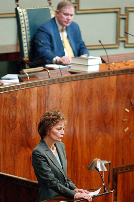 Anneli Jäätteenmäki syrjäytti Paavo Lipposen pääministerin paikalta puhemieheksi 2003 – jännitteet ovat säilyneet näihin päiviin saakka.