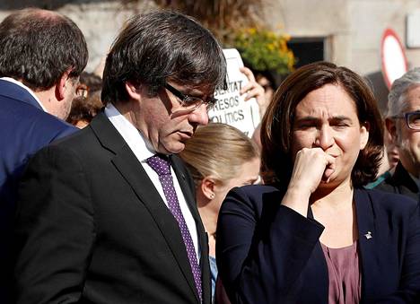 Barcelonan pormestari Ada Colau (oik.) moitti kirjoituksessaan sekä Espanjan keskushallintoa että Katalonian itsenäisyysmielisiä. Katalonian aluejohtaja Carles Puigdemont syrjäytettiin tehtävästään perjantaina.