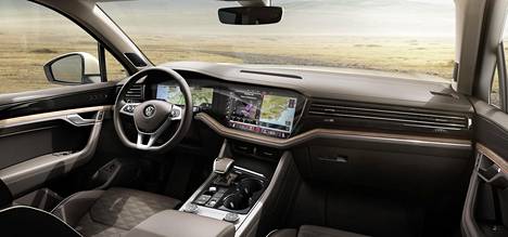 Volkswagen Touareg ensiesittelee Volkswagenin täysdigitaalisen Innovision Cockpit -ohjaamon. Se sisältää 12-tuumaisen digitaalisen mittariston ja Discover Premium navigointi- ja infotainment-järjestelmän 15 tuuman näytöllä. Nämä kaksi muodostavat yhtenäisen kokonaisuuden, jolla voidaan hallita niin auton digitaalisia-, informaatio-, viestintä- ja viihdejärjestelmiä kuin istuimien lämmitystä ja ilmastointiakin.