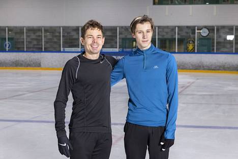 Valtter Virtanen ja Kyrylo Marsak harjoittelevat yhdessä Laukaan jäähallissa.