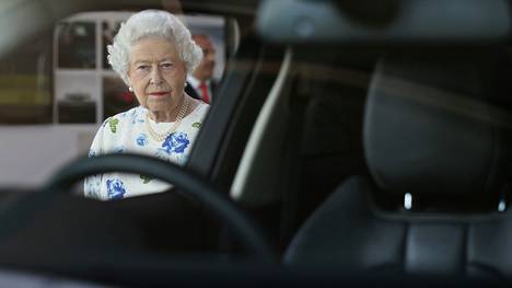 Kuningatar Elisabet tarkasteli uutta Range Roveria 2013 Lontoossa. Hän ajoi itse autoillaan 93-vuotiaaksi asti. 