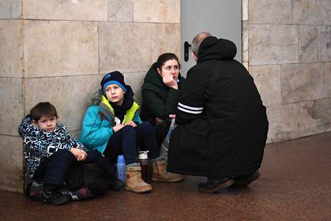 Perhe hakeutui metroasemalle suojaan sodan ensimmäisenä päivänä.