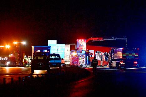Vilksiä kuljettanut siviilipoliisiauto ajautui vastaantulijoiden kaistalle ja törmäsi kuorma-autoon E4-valtatiellä Markarydin kunnassa. 