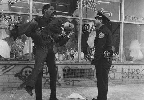 Bubba Smithin esittämä Hightower kantaa kultasepänliikettä pitävää Carl Sweetchuckia (Tim Kazurinsky) Poliisiopisto 2 -elokuvassa. Kapteeni Mauser (Art Metrano) tiedustelee, miksi.