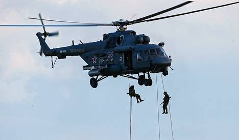 Varsmiehet laskeutuivat Mi-8AMTSh-kuljetushelikopterista.