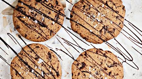Suklaaraidat ja sormisuola tekevät kekseistä herkullisen näköisiä.