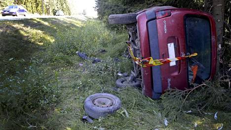 Alaikäinen kuljettaja sai surmansa Kälviällä tiistaina tapahtuneessa suistumisonnettomuudessa.