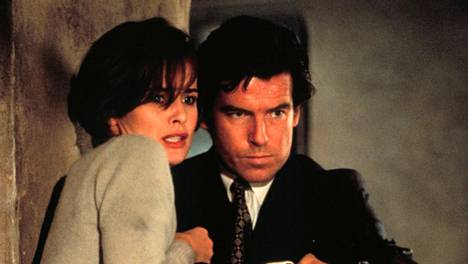 007 ja kultainen silmä oli Pierce Brosnanin ensimmäinen Bond-seikkailu. Izabella Scorupco näytteli elokuvassa naispääosaa, päättäväistä Natalia Simonovaa.