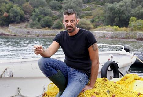Kalastaja Stratis Valiamos kertoo kaikkien kalastajien auttavan. Hän ei pidä sitä sankaruutena, vaan itsestäänselvyytenä.