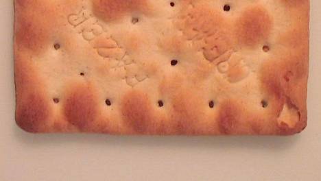 Cream cracker on voileipäkeksi, jota harva nauttii ihan sellaisenaan.