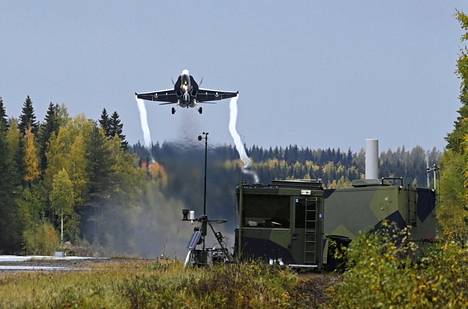 Kriisitilanteessa Suomen ilmavoimat hajauttaa toimintaansa muun muassa maantiekentille. Kuvassa Hornet-hävittäjä Baana 2022 -lentotoimintaharjoituksessa Joutsan varalaskupaikalla 28. syyskuuta.