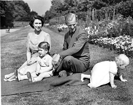 Perhe nautti yhteisestä ajasta Clarence Housen puutarhassa kesällä 1951. 